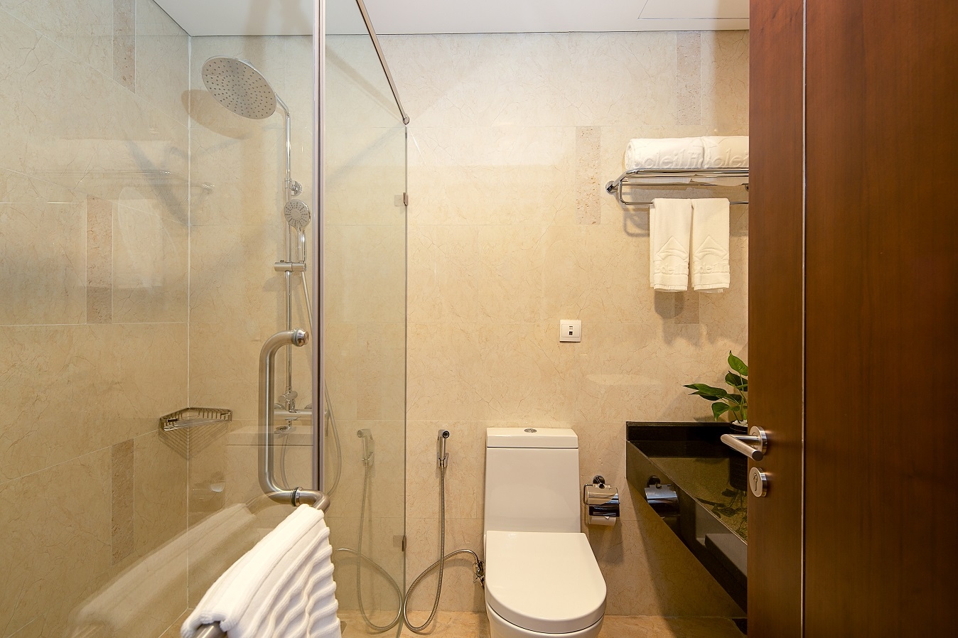 Thiết kế thi công nội thất wc khách sạn rộng rãi 
